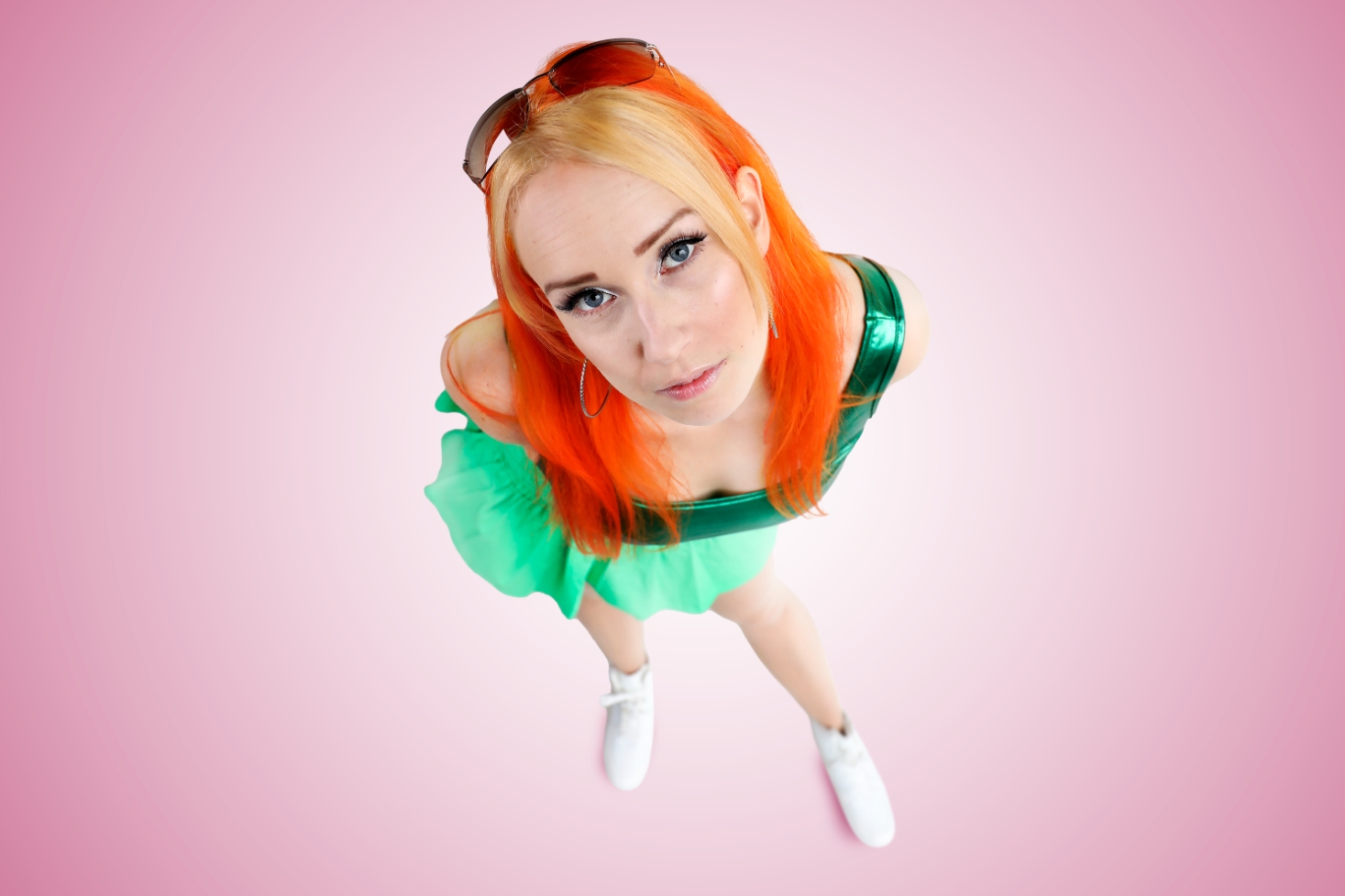 Emilia Ex pinkkiä taustaa vasten 3310-promokuvassa