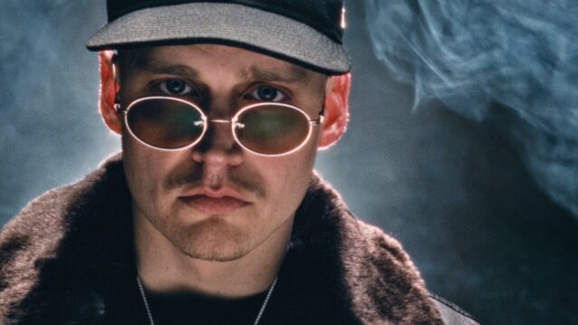 Gettomasa lippis ja aurinkolasit päässä