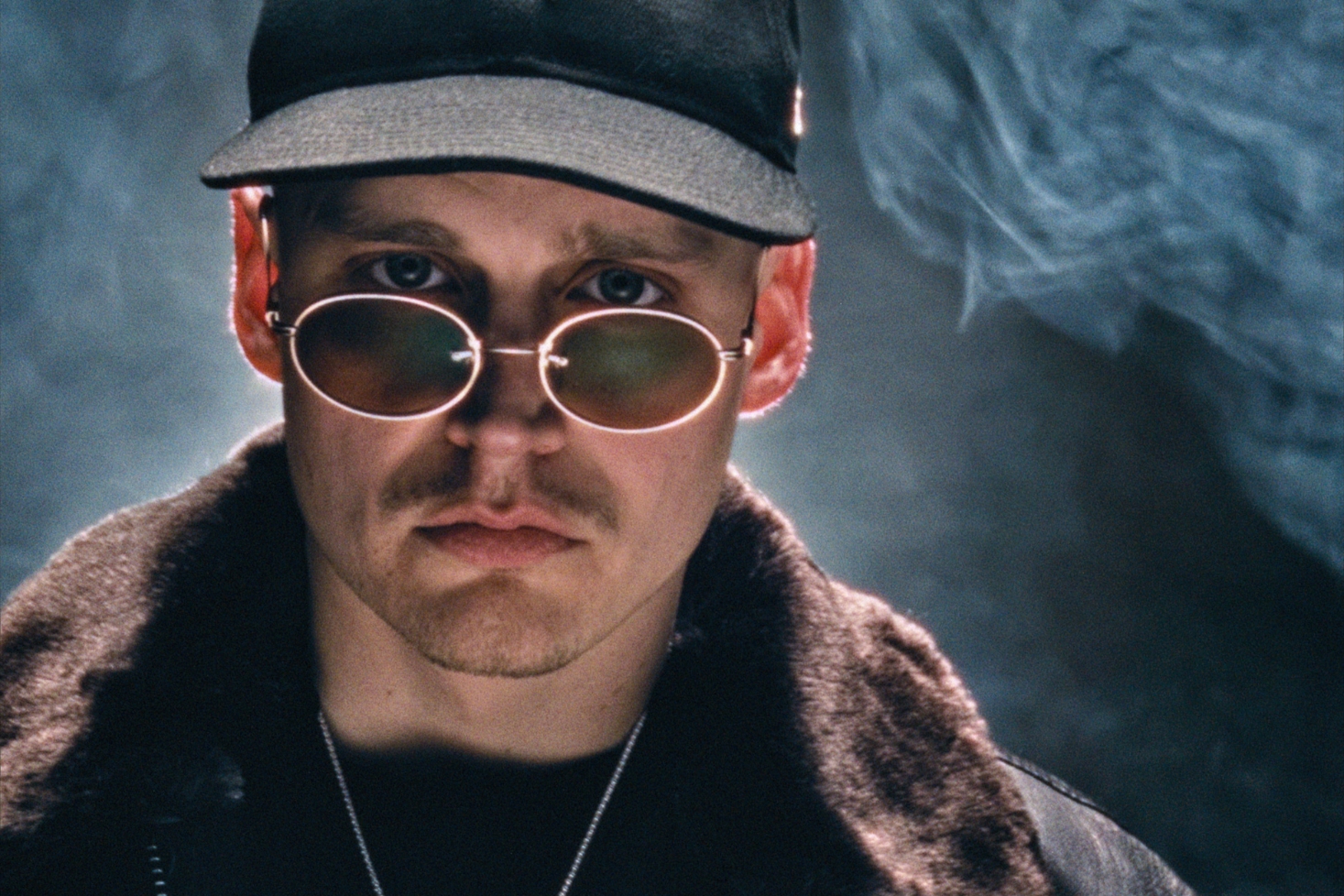 Gettomasa lippis ja aurinkolasit päässä