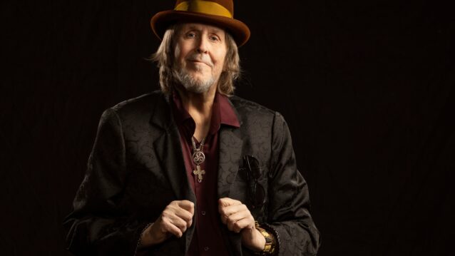 Hector puku päällä. Hectorin 60-vuotisjuhlakonsertti Helsinkiin!