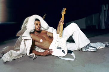 Isaac Sene kitara kädessä. Isaac Sene julkaisi viimein debyyttialbuminsa EKA!