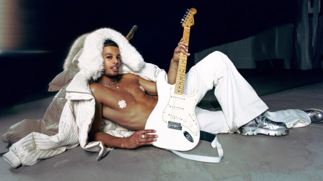 Isaac Sene kitara kädessä. Isaac Sene julkaisi viimein debyyttialbuminsa EKA!