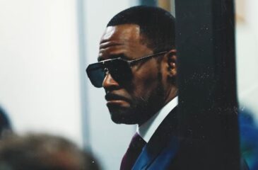 R. Kelly aurinkolasit päässä. R. Kellyn vapautumispäivä selvillä!