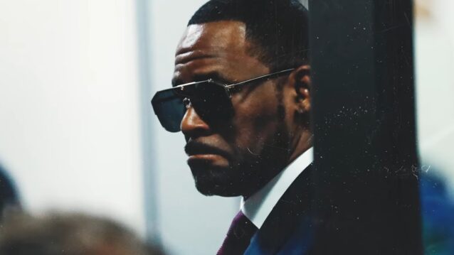 R. Kelly aurinkolasit päässä. R. Kellyn vapautumispäivä selvillä!