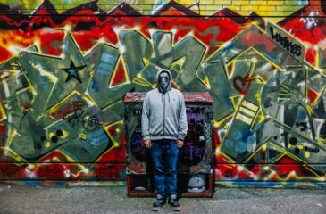 Raimssi talon edessä Vaihdokas-promokuvassa