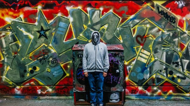 Raimssi talon edessä Vaihdokas-promokuvassa