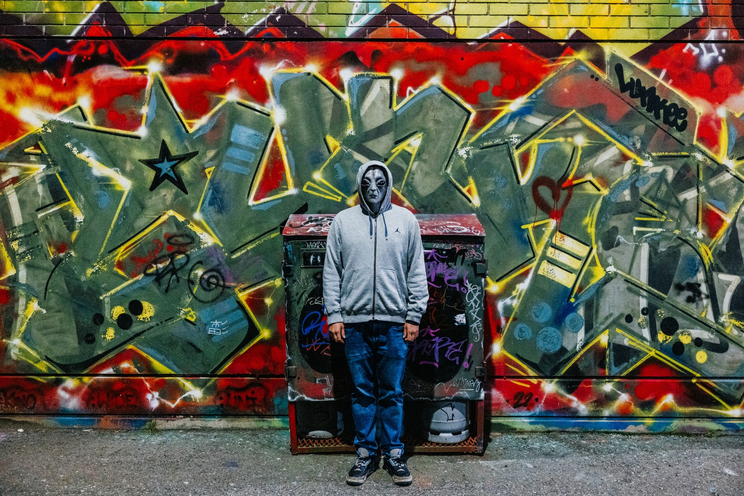 Raimssi talon edessä Vaihdokas-promokuvassa