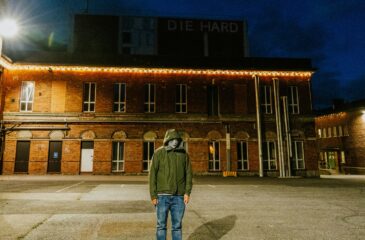 Raimssi talon edessä Vaihdokas-promokuvassa