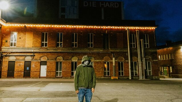 Raimssi talon edessä Vaihdokas-promokuvassa