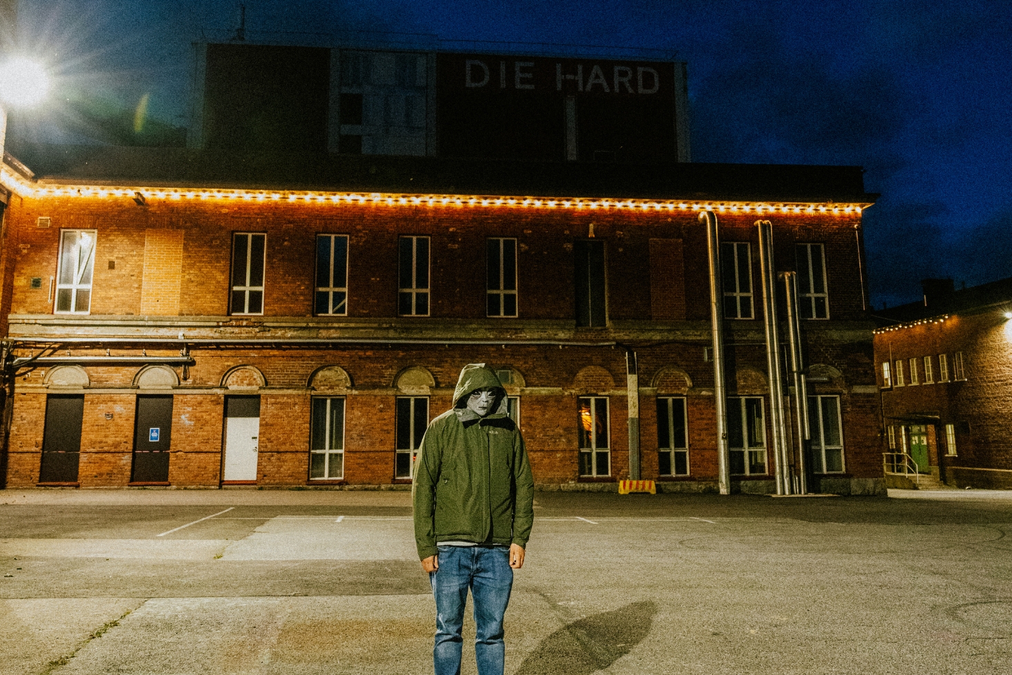 Raimssi talon edessä Vaihdokas-promokuvassa