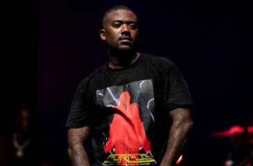 Ray J lavalla esiintymässä