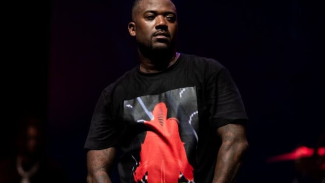 Ray J lavalla esiintymässä