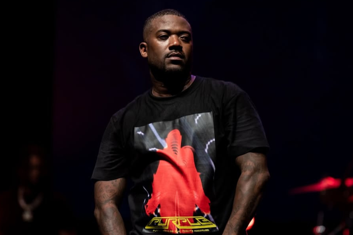 Ray J lavalla esiintymässä