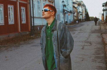 Samuel Shipway kadulla kävelemässä