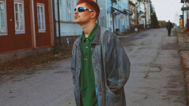 Samuel Shipway kadulla kävelemässä