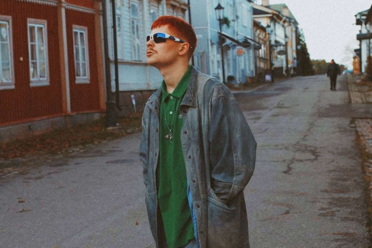 Samuel Shipway kadulla kävelemässä