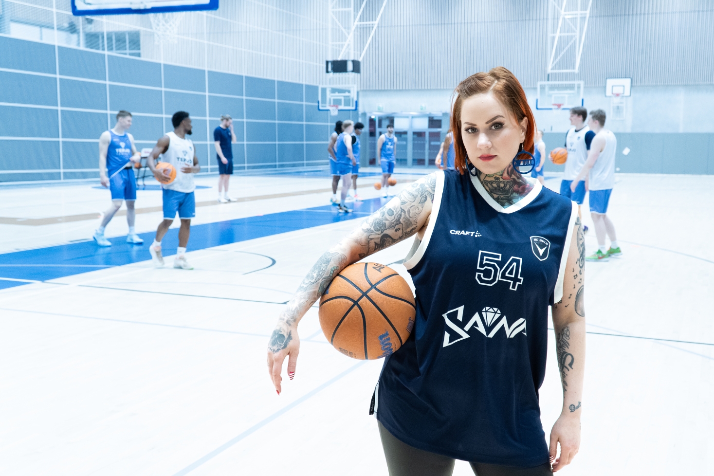 Sana ja AC Oulu liikuntahallissa