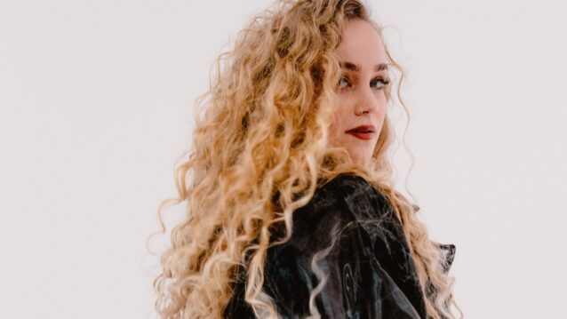 Senni Frid uuden Nallekarkit-singlen promokuvassa