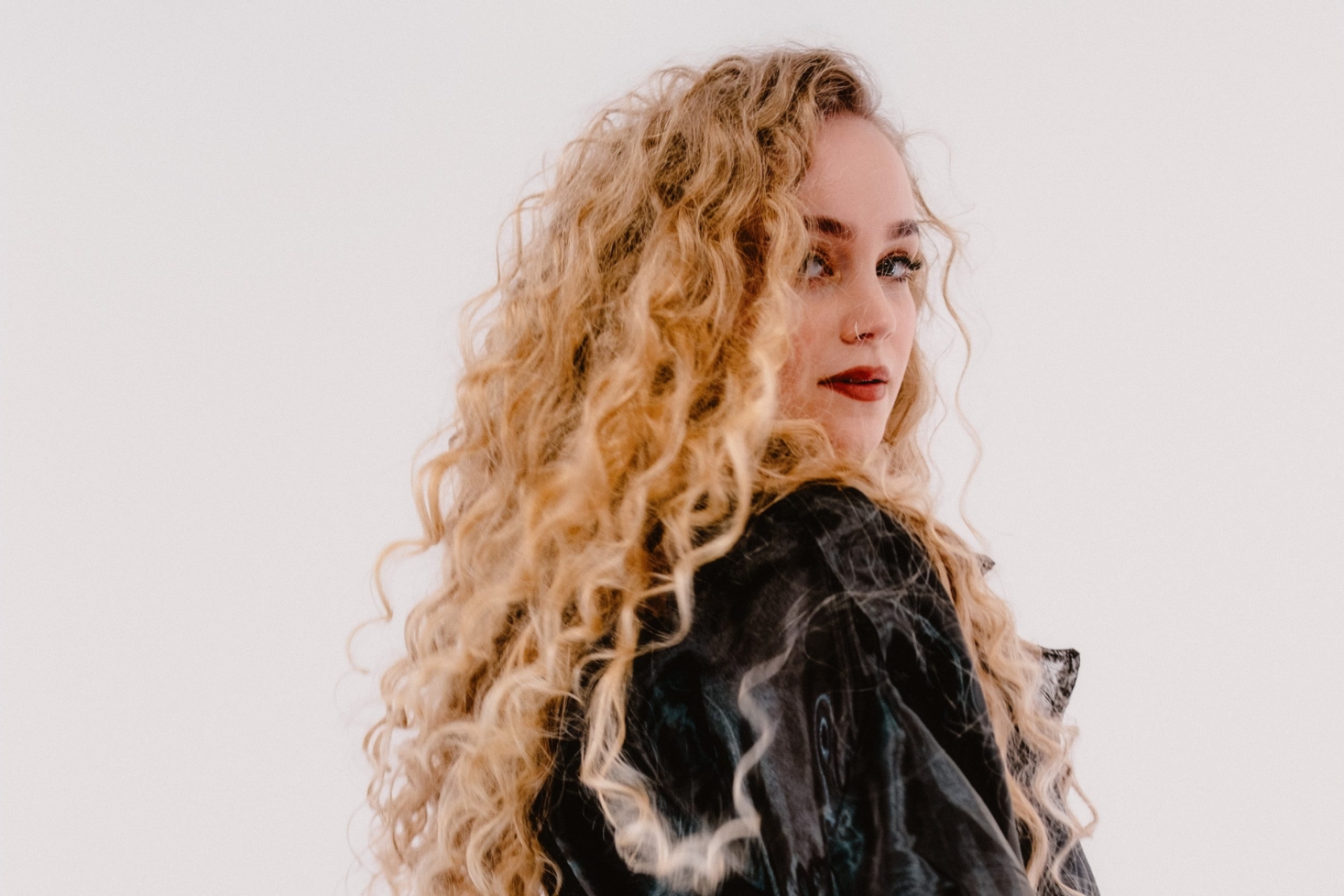 Senni Frid uuden Nallekarkit-singlen promokuvassa