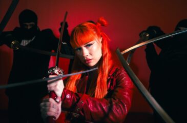 Senya miekkojen keskellä Crash Out -promokuvassa