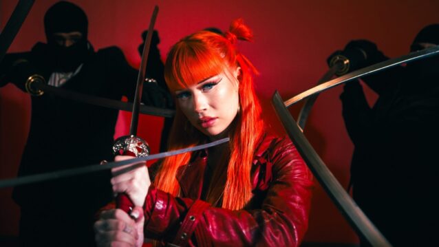 Senya miekkojen keskellä Crash Out -promokuvassa