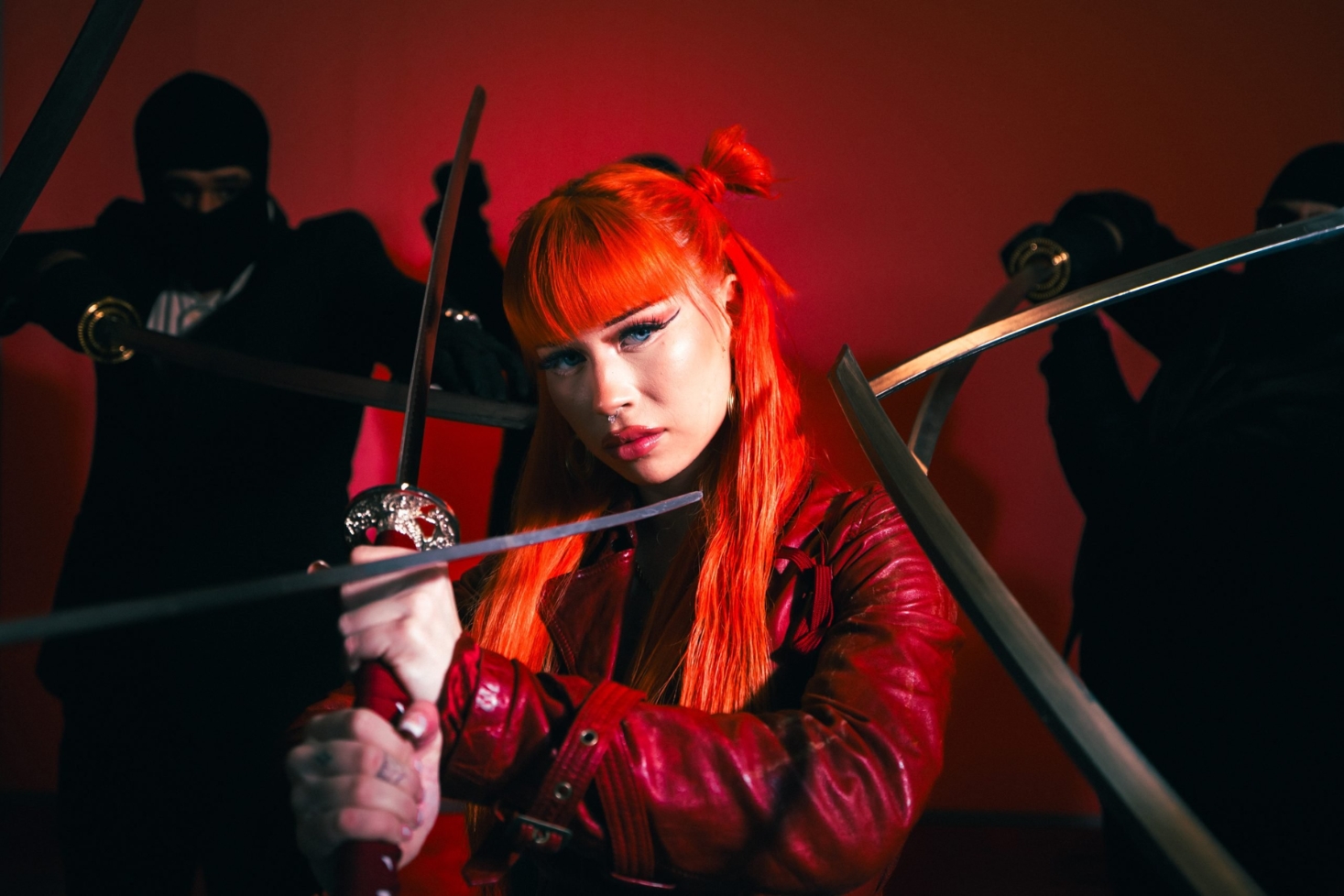 Senya miekkojen keskellä Crash Out -promokuvassa