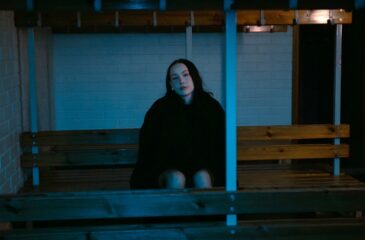 Serafiina istuu penkillä