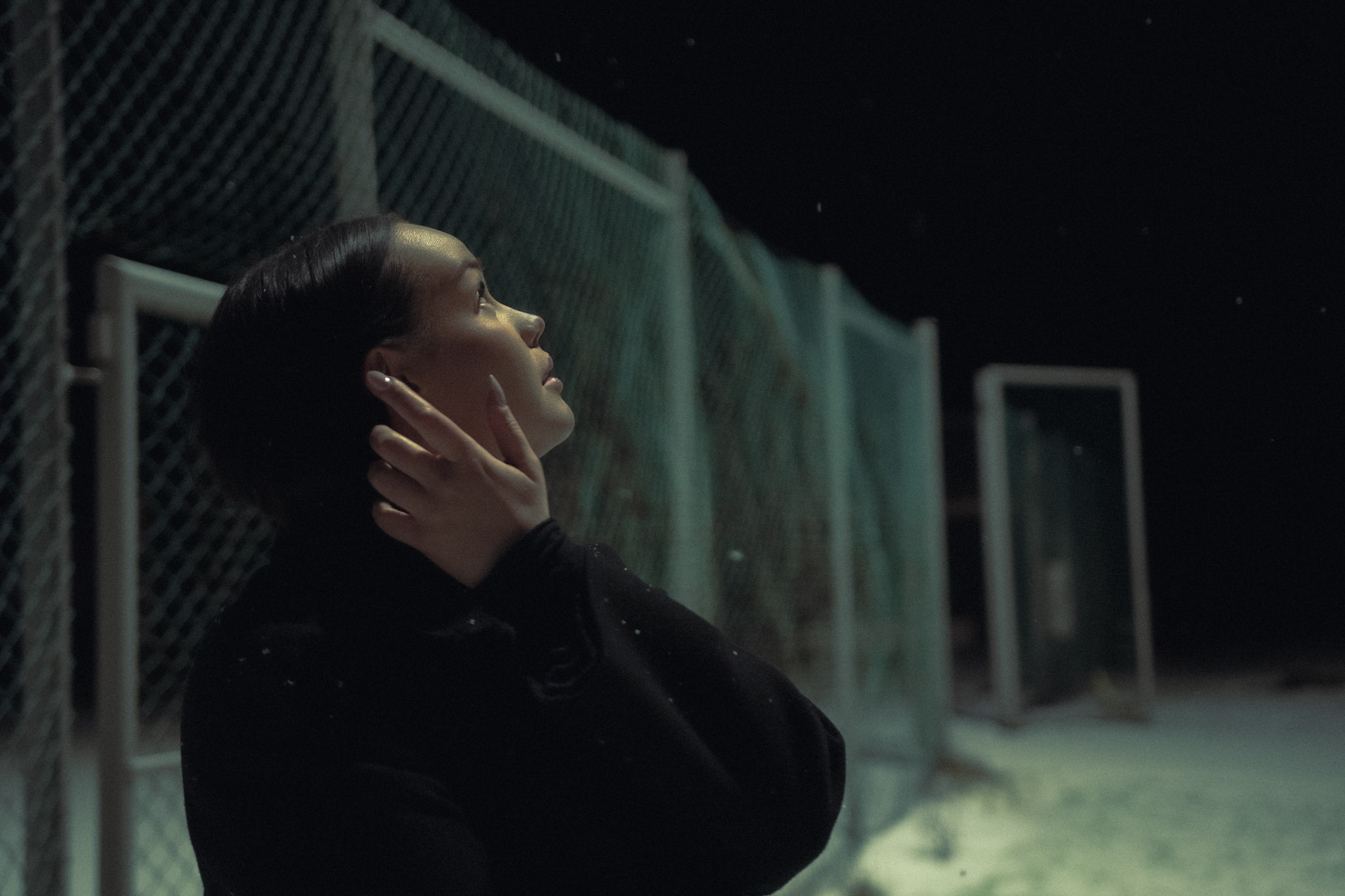 Serafiina katsoo taivasta kohti