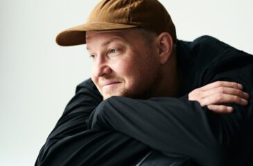 Stepa nojaa käsiinsä