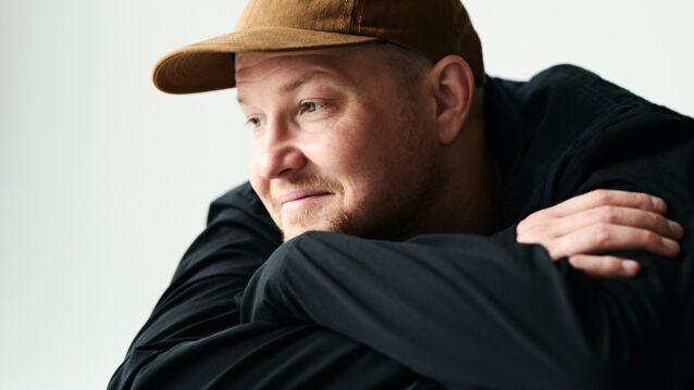 Stepa nojaa käsiinsä