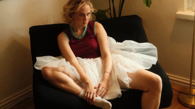 ellaella istuu sohvalla