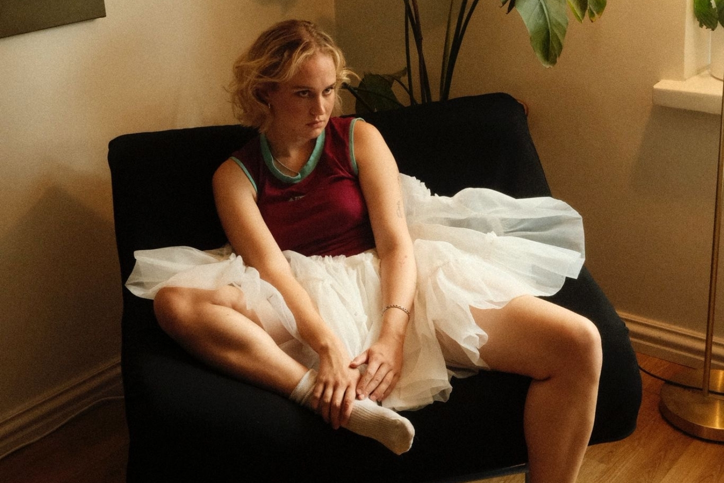 ellaella istuu sohvalla