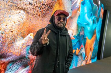 Will.i.am näyttää rauhanmerkkiä. Will.i.am varoittaa tekoälystä!