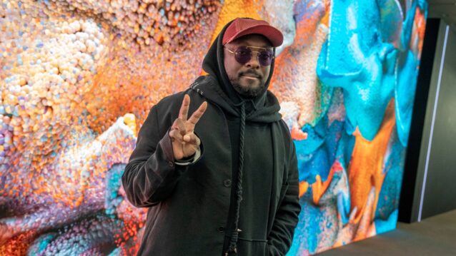 Will.i.am näyttää rauhanmerkkiä. Will.i.am varoittaa tekoälystä!