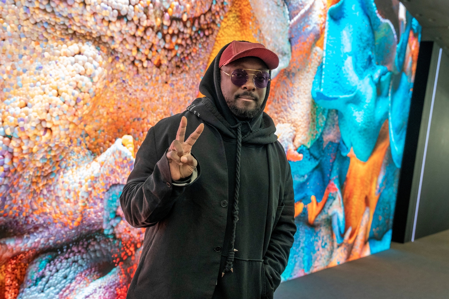 Will.i.am näyttää rauhanmerkkiä. Will.i.am varoittaa tekoälystä!