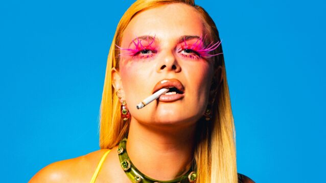 Erika Vikman rööki huulessa. Erika Vikman laulaa englanniksi uudella singlellä!