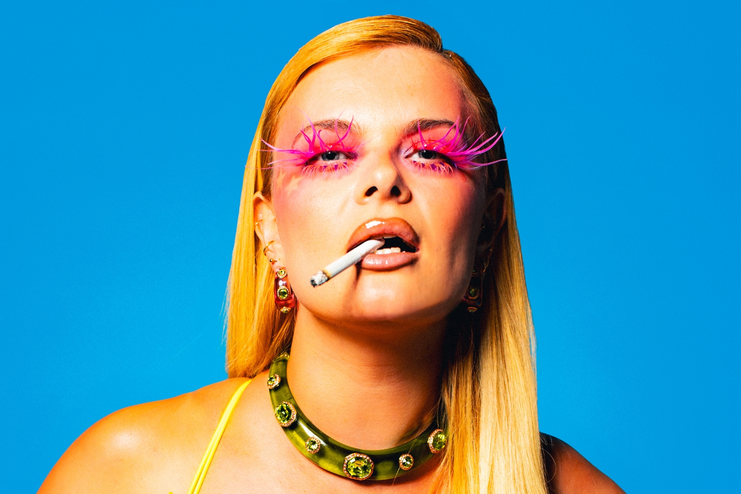 Erika Vikman rööki huulessa. Erika Vikman laulaa englanniksi uudella singlellä!