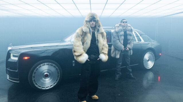 Gettomasa ja Cledos auton edessä Syvä pääty -singlen promokuvassa