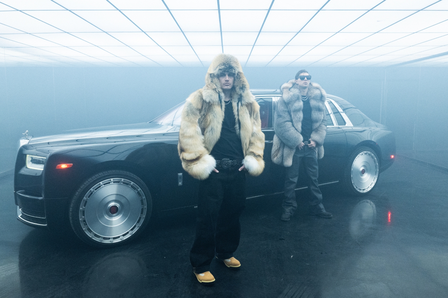 Gettomasa ja Cledos auton edessä Syvä pääty -singlen promokuvassa