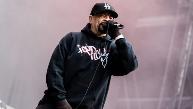 Ice-T mikrofoni kädessä lavalla vuonna 2018