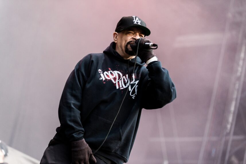 Ice-T mikrofoni kädessä lavalla vuonna 2018