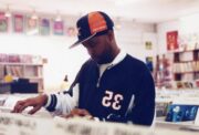 J Dilla selaamassa levyjä