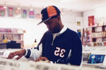 J Dilla selaamassa levyjä