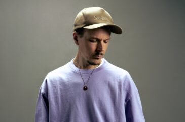 Jukka Poika Stand Back -promokuvassa