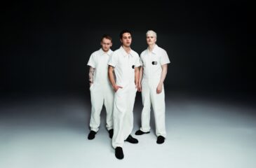 KUUMAA-yhtyeen jäsenet Valoa varten -promokuvassa