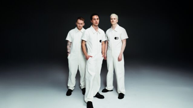 KUUMAA-yhtyeen jäsenet Valoa varten -promokuvassa