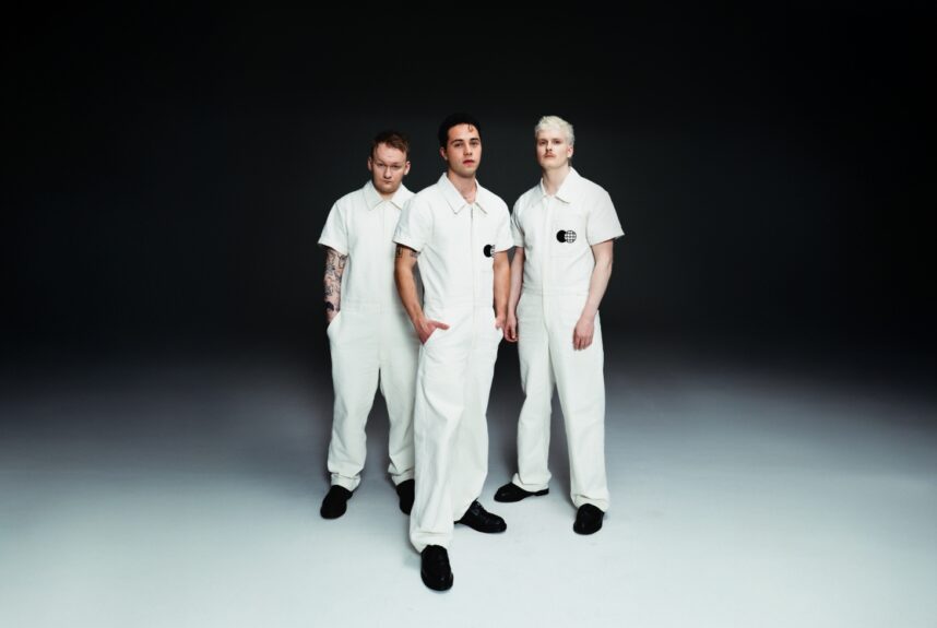 KUUMAA-yhtyeen jäsenet Valoa varten -promokuvassa