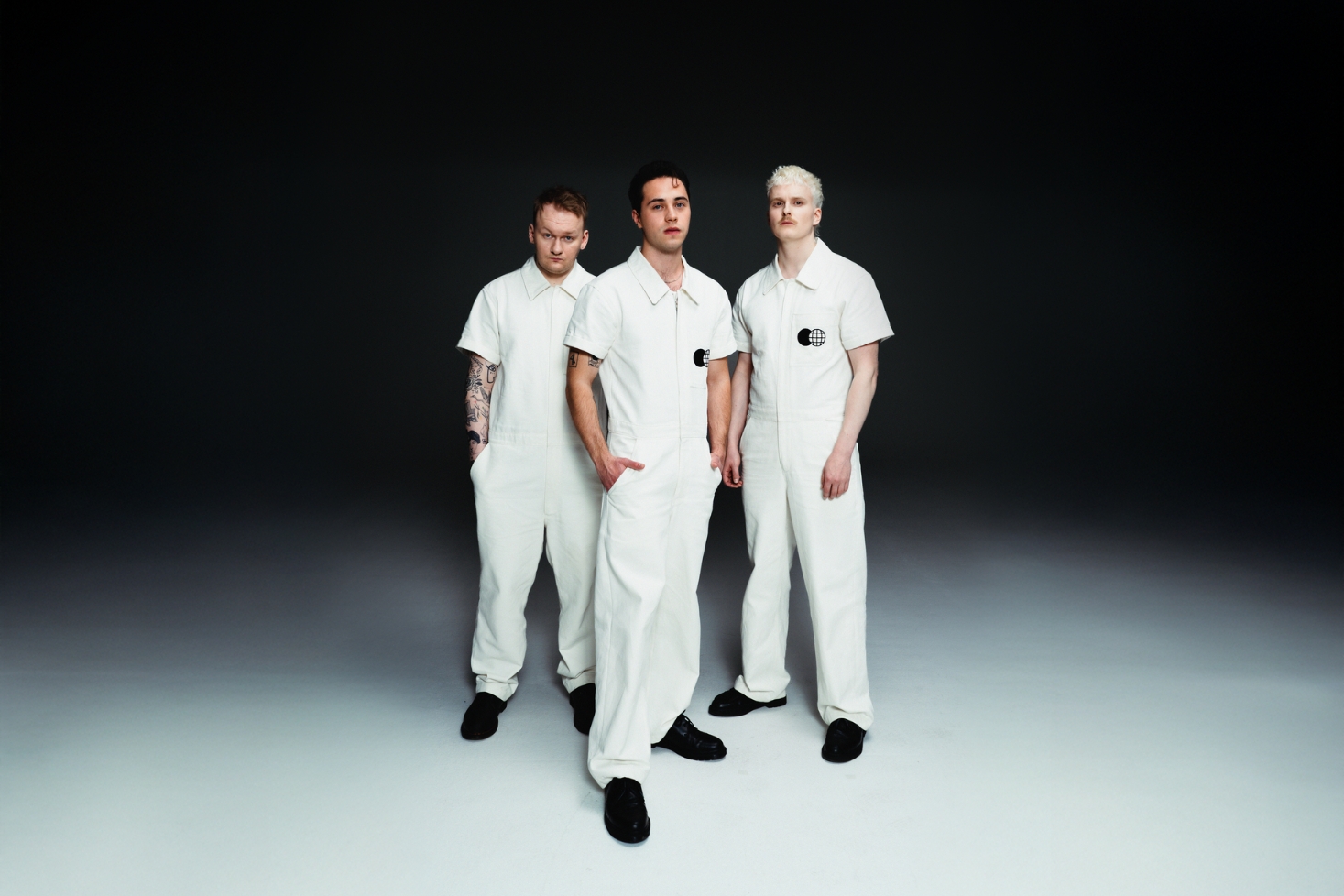 KUUMAA-yhtyeen jäsenet Valoa varten -promokuvassa