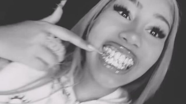 North West näyttää hampaita. North West solmi levytyssopimuksen!