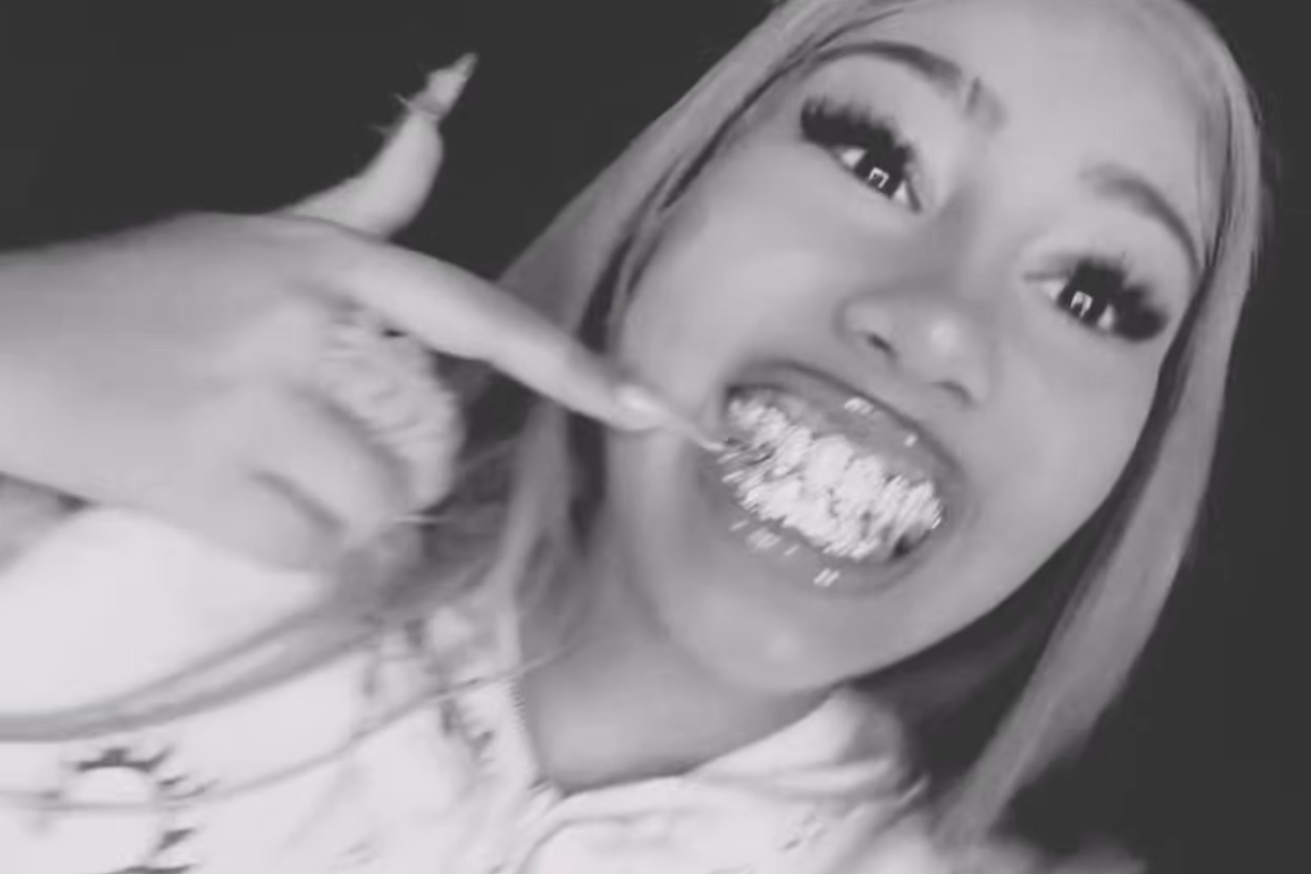 North West näyttää hampaita. North West solmi levytyssopimuksen!